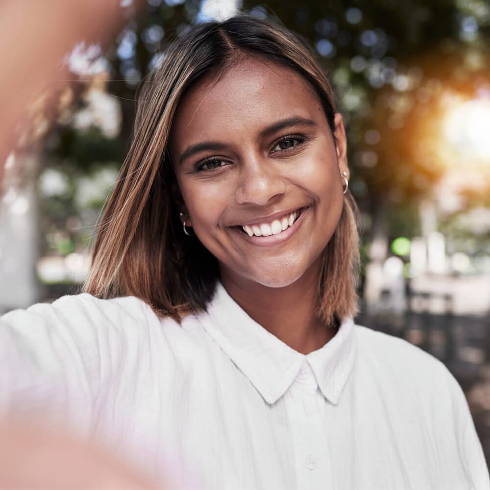 Cuidadora profissional sorrindo