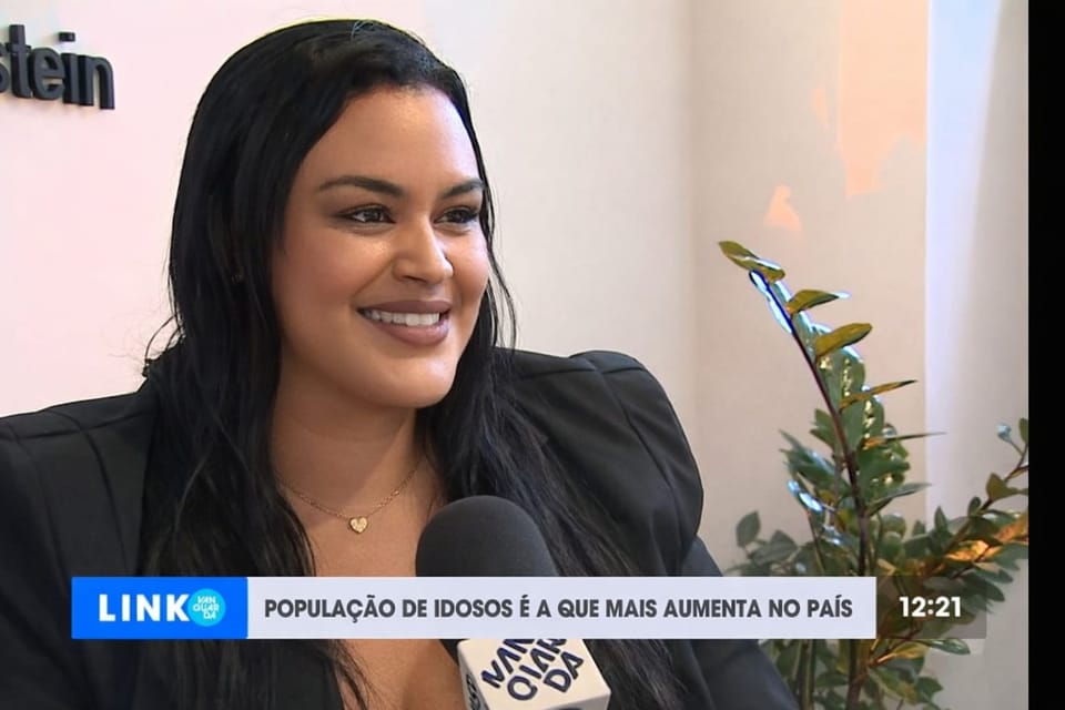 Representante da Cuidador Ideal sendo entrevistada pelo Jornal Vanguarda, da Rede Globo
