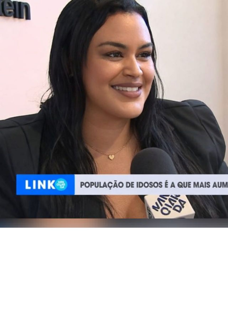 Mãos de uma cuidadora segurando com carinho as mãos de uma idosa